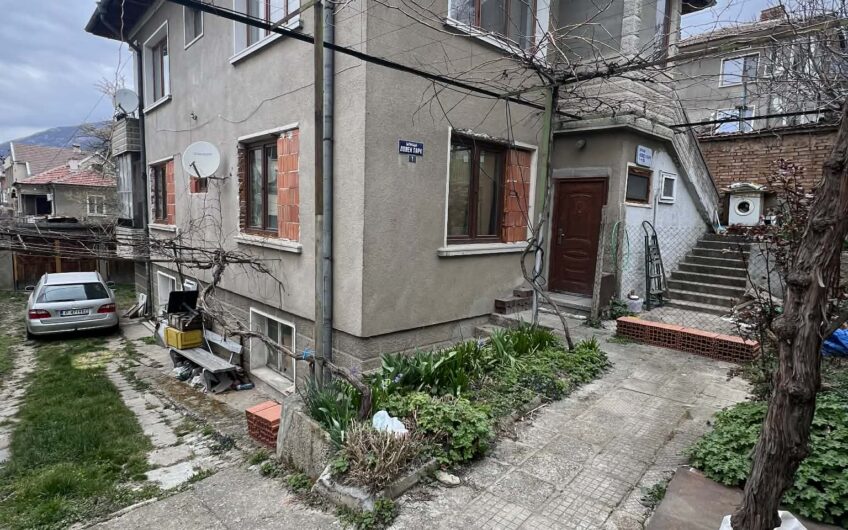 Етаж от къща в град Карлово